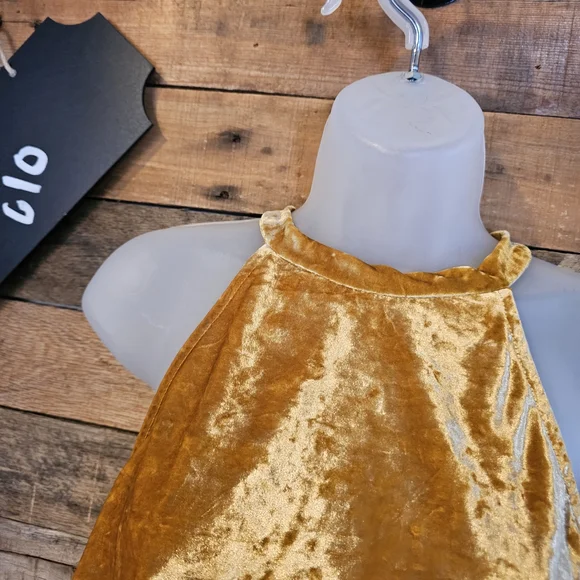 Altar'd State Women's Gold Velvet  Halter Top W/crochet Hemline Size M - Picture 3 of 13